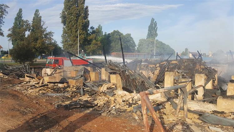 Slika /slike/cakove_pozar_skladista_kanizaj (7).jpg